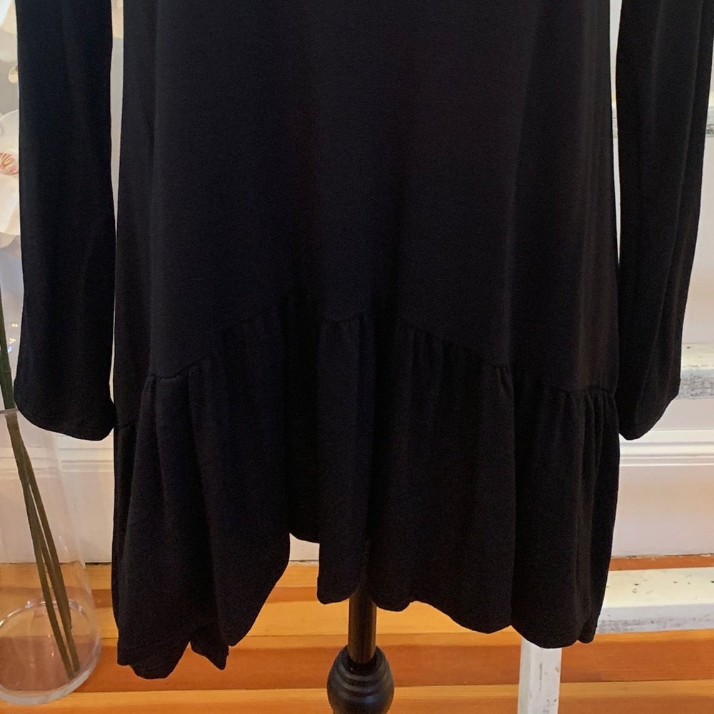 Store Closing!! Black High Low Ruffle Bottom Top - Picture 4 of 7